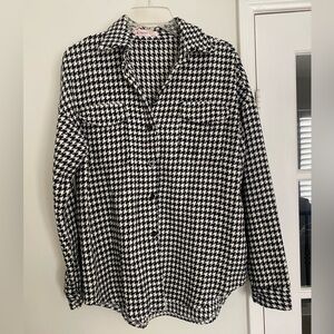 The Free Yoga Black & White Houndstooth Shacket | Button Front Overshirt Medium